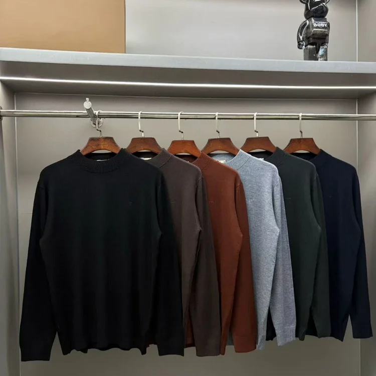 Burberry embroidered knit casual sweater